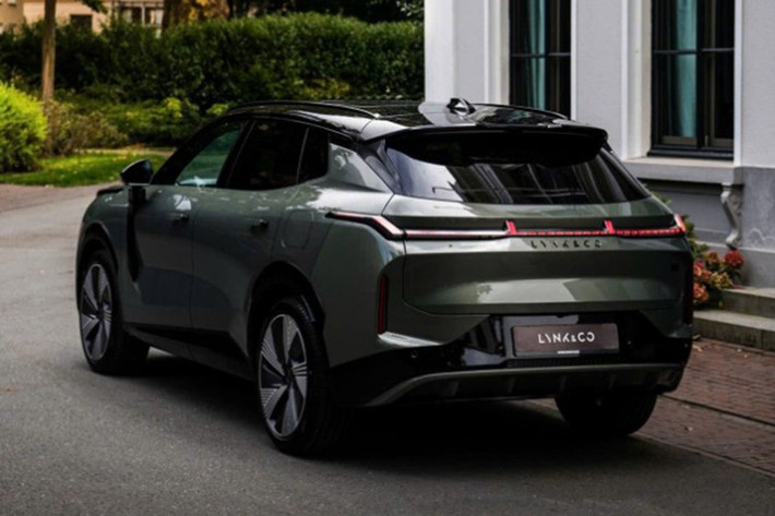 Lynk & Co 08 được định vị ở phân khúc SUV hạng D, hướng tới nhóm khách hàng tìm kiếm một mẫu xe năng động, sang trọng và thân thiện với môi trường. Xe dự kiến được phân phối với hai phiên bản, cùng giá bán tạm tính từ 1,4 - 1,5 tỷ đồng.