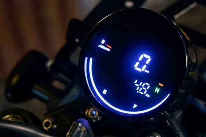 Dù trông không phải là chiếc xe địa hình chuyên dụng, nhưng AJS đã trang bị cho Imber lốp đa dụng và gác chân kiểu off-road, giúp xe bám đường tốt trên sỏi, đường đất hoặc các con đường mòn nhẹ. Giá để hành lý phía sau được gắn dưới yên hành khách, rất tiện lợi cho những chuyến đi dài, mang theo hành lý hay thùng đồ.