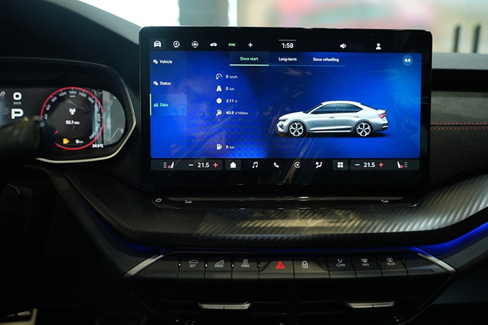 Bên cạnh đó là những trang bị nổi bật khác như hệ thống điều hòa 3 vùng độc lập, cốp điện với tính năng đá cốp, gương chiếu hậu chống chói tự động, màn hình cảm ứng trung tâm 12,9 inch, hỗ trợ kết nối điện thoại không dây, cổng sạc USB Type C 45 W và ghế trước thể thao có chức năng massage/sưởi/làm mát/nhớ vị trí.