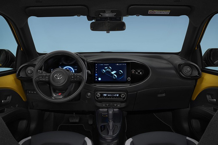 Bên trong, chiếc xe đô thị này chỉ có chỗ cho bốn hành khách cùng hành lý trong khoang hành lý 231 lít, nhưng lại có những tiện ích từ các phiên bản cao cấp hơn, chẳng hạn như mui vải có thể thu vào tùy chọn, cụm đồng hồ kỹ thuật số 7 inch và bảng điều khiển hệ thống sưởi được nâng cấp, cùng với bảng điều khiển trung tâm được thiết kế lại và phanh tay điện tử mới.