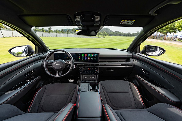 Bên trong khoang lái, Tucson N Line tiếp tục thể hiện chất thể thao với ghế ngồi kết hợp giữa da và vải dệt Fabric, cùng các đường chỉ khâu màu đỏ nổi bật.