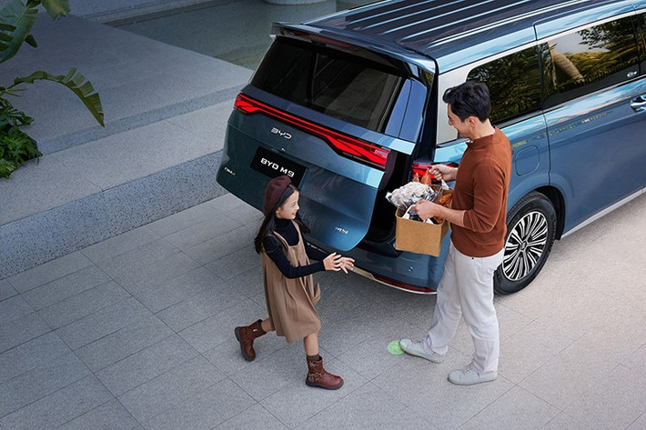 Cụm đèn trước của M9 dạng LED không chỉ là chi tiết chiếu sáng, mà còn là điểm nhấn tạo nên thần thái cuốn hút, sắc sảo, khẳng định vị thế khác biệt của một chiếc MPV đầu bảng. Xe sở hữu kích thước tổng thể 5.145 x 1.970 x 1.805 mm (dài x rộng x cao), chiều dài cơ sở 3.045 mm.