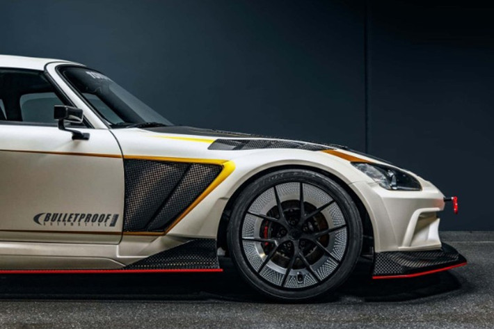 Để kiểm soát sức mạnh khủng khiếp đó, Bulletproof trang bị cho xe bộ coilover Top Secret Super Dampers, cùng hàng loạt linh kiện hiệu năng cao đến từ J’s Racing, Spoon và EVS.