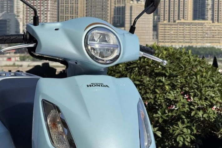 Honda Spacy 2026 nâng cấp vừa ra mắt Trung Quốc có thiết kế bo tròn mềm mại, nhẹ nhàng cùng tạo hình tổng thể gọn gàng. Kích thước dài x rộng x cao của xe lần lượt là 1.810 x 680 x 1.090mm, chiều dài cơ sở 1.246mm, chiều cao yên 735mm.