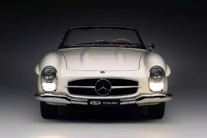 Về mặt kỹ thuật, Roadster là một mẫu xe hợp kim, được trang bị phanh đĩa, đại diện cho đỉnh cao của những cải tiến kỹ thuật trên dòng 300 SL trong suốt quá trình sản xuất. Khung gầm, hộp số và trục sau với số hiệu trùng khớp mang lại tính xác thực và đảm bảo rằng chiếc xe này là phiên bản chính xác của thông số kỹ thuật xuất xưởng.