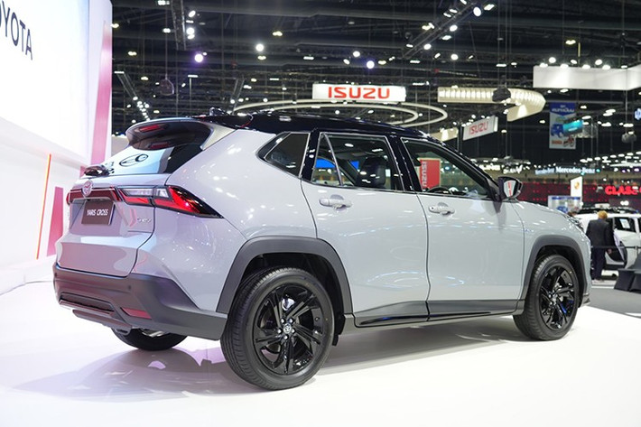 Điểm nhấn của phiên bản NightShade nằm ở diện mạo ngoại thất khác biệt hoàn toàn so với các bản còn lại. Xe sở hữu lưới tản nhiệt thiết kế mới Metro Stylish, ốp cản trước và sau màu đen, mâm hợp kim 18 inch đen bóng, gương chiếu hậu, viền đèn sương mù, viền cửa sổ, giá nóc và cánh gió sau đều được sơn đen đồng bộ.