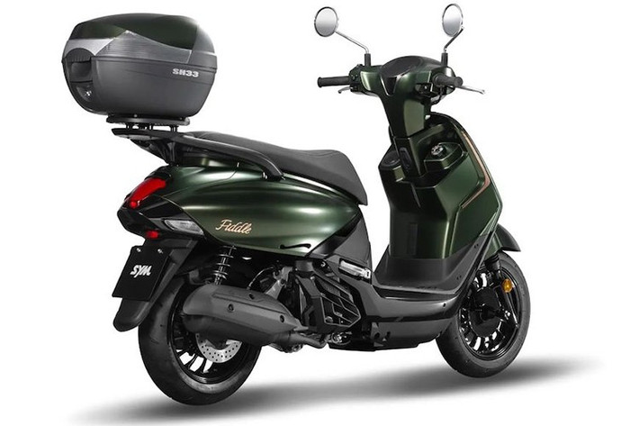 Điểm nổi bật của SYM Fiddle 2025 là các đường nét cổ điển và thanh lịch, với bề mặt mềm mại và hoàn thiện tỉ mỉ. Các đặc trưng trước đó đã được giữ lại nhưng nằm trên lớp vỏ mới mang nhiều nét hiện đại hơn, khiến Fiddle có thể cạnh tranh với những mẫu tay ga phong cách nữ tính như Yamaha Grande.