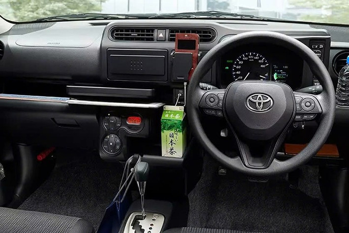 Toyota Probox nguyên bản ra mắt từ năm 2002, trong khi thế hệ hiện tại xuất hiện vào năm 2014 với những thay đổi chỉ giống như phiên bản nâng cấp giữa vòng đời hơn là tái thiết kế toàn diện. Kể từ đó đến nay, mẫu xe wagon dài 4.245 mm này chỉ được cập nhật nhỏ giọt và vẫn giữ bộ vỏ kim loại đơn giản cùng bố cục nội thất cũ. Lần nâng cấp mới này cũng không thay đổi điều đó.