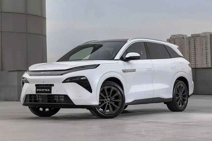 Tại triển lãm Ô tô Quảng Châu 2025, hãng BYD đã chính thức vén màn phiên bản nâng cấp của dòng xe Tang L hay còn gọi là Sealion 8 và Atto 8 ở thị trường nước ngoài. Chẳng bao lâu sau đó, mẫu SUV này đã được tung ra ở thị trường Trung Quốc và Brazil.