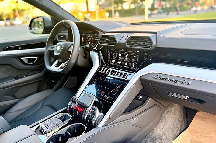 Bên trong nội thất chiếc Lamborghini Urus siêu lướt này là sự phối hợp giữa hai tông màu đen và xám (trùng với ngoại thất), điểm xuyết bằng hai đường chỉ màu tương tự. Hàng ghế thứ hai gồm 2 chỗ ngồi, có bệ tỳ tay di động cùng hai màn hình giải trí lớn gắn trên lưng ghế.