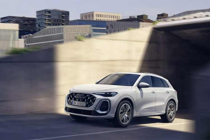 Audi cho biết A5 2026 sẽ có giá khởi điểm từ 50.200 USD, tăng nhẹ 500 USD so với phiên bản trước. Trong khi đó, Q5 2026 sẽ bắt đầu từ 52.800 USD, nhỉnh hơn 600 USD so với đời 2025. Cả hai mẫu xe sẽ chính thức mở bán trong quý này.