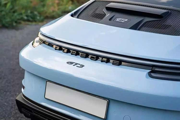 Nhưng sau 1 thời gian sử dụng, xe đã được tay chơi siêu xe đình đám nhất Việt Nam đưa về cấu hình Porsche 911 GT3 Touring, tháo bỏ cánh gió và cài phần mềm để bảng đồng hồ thể hiện đây là bản đường phố êm ái.