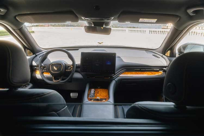 Vào tháng 1/2026, các đại lý VinFast hiện đã bắt đầu nhận cọc cho bản tiêu chuẩn của mẫu xe này. Giá bán chính thức của mẫu xe này hiện vẫn chưa được công bố nhưng dự kiến sẽ rơi vào khoảng 5 tỷ đồng. Xe có thể được giảm giá trực tiếp 4% dựa trên giá niêm yết, tương đương 200 triệu đồng.