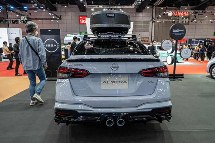 Nissan Almera 2026 mang đến 6 lựa chọn màu sắc ngoại thất, bao gồm các màu trắng, đỏ, đen, xám, xanh đậm và xám ngọc trai. Đặc biệt, bản VL có thêm tùy chọn màu sơn hai tông với mui xe màu đen để tăng tính thời trang và cá tính.
