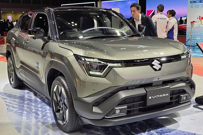 Xe được phát triển dựa trên nền tảng hoàn toàn mới HEARTECT-e, chuyên biệt cho xe điện. Hệ thống khung gầm ALLGRIP-e cùng chế độ lái Trail Mode, trục truyền động eAxles cho cả cầu trước và sau cùng vi sai giới hạn trượt giúp eVITARA có khả năng thích ứng linh hoạt với nhiều loại địa hình. Ngoại thất xe được nhấn mạnh với mâm hợp kim 18 inch, cửa sổ trời cố định và lưới tản nhiệt chủ động điều tiết luồng gió giúp tối ưu hiệu suất vận hành.