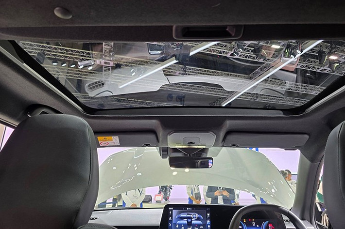 Vô-lăng dạng hai chấu kết hợp với cần số điều khiển điện tử dạng núm xoay mang đến cảm giác sang trọng. Xe được trang bị màn hình kỹ thuật số 10,25 inch phía sau tay lái, cùng màn hình cảm ứng trung tâm 10,1 inch hỗ trợ kết nối không dây Apple CarPlay và Android Auto.