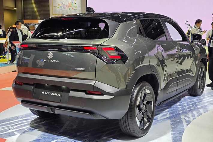 Về an toàn, xe được trang bị gói hỗ trợ lái Suzuki Safety Support ở cấp độ 2, hệ thống phanh tự động khẩn cấp, kiểm soát hành trình thích ứng, hỗ trợ giữ làn và cảnh báo chệch làn, cảnh báo điểm mù, cảnh báo phương tiện cắt ngang phía sau, hệ thống giám sát áp suất lốp, camera 360 độ và cảm biến hỗ trợ trước – sau. Ngoài ra, xe còn được trang bị 7 túi khí bao gồm túi khí đầu gối cho người lái.