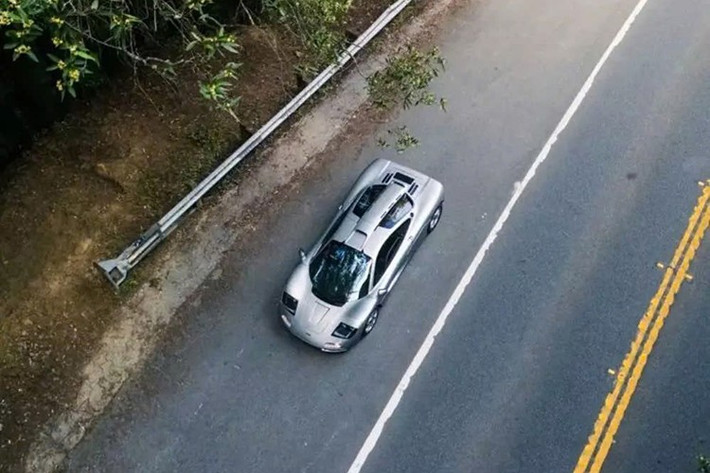 Là chiếc xe sản xuất hàng loạt có giá trị nhất từ những năm 1990, rõ ràng giờ đây McLaren F1 lại đắt đỏ một cách vô lý. Con số dự kiến 23 triệu đô la, tương đương 601 tỷ đồng, đủ để bạn xây dựng đội siêu xe, xe thể thao hơn 100 chiếc, nếu mua xe đã qua sử dụng và khéo léo trả giá, rất có thể số xe sẽ tăng lên nhiều hơn.