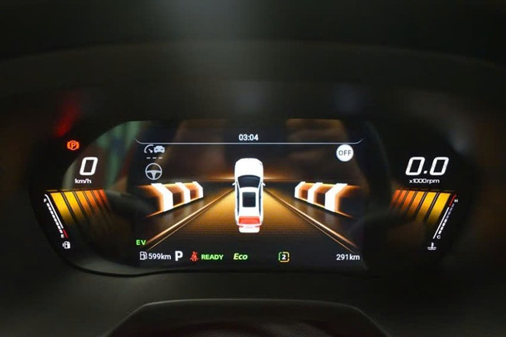 Toàn bộ ghế được bọc da tổng hợp. Ghế lái và ghế phụ chỉnh điện, đi kèm bệ tì tay trung tâm lớn. Hàng ghế sau có không gian thoáng hơn nhờ thiết kế lại hợp lý. Một số trang bị tiện nghi đáng chú ý gồm: điều hòa tự động, sưởi vô-lăng, phanh tay điện tử và chức năng giữ phanh tự động.