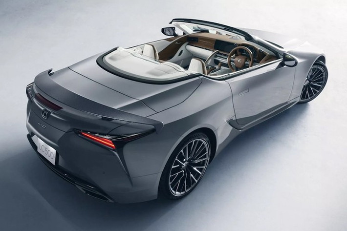 Cả hai phiên bản đặc biệt đều tiếp tục được trang bị động cơ V8 5.0 lít, công suất 471 mã lực, vẫn được truyền tới bánh sau thông qua hộp số tự động 10 cấp.