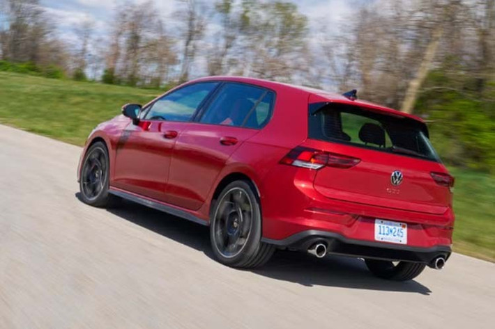 Dự kiến, mẫu xe Volkswagen Golf 2025 tại Việt Nam sẽ có 4 phiên bản, với giá bán khởi điểm từ hơn 1,2 tỷ đồng cho bản tiêu chuẩn và lên đến khoảng 2,3 tỷ đồng cho bản cao cấp nhất.