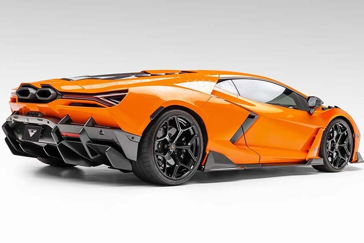 Chỗ đứng của Vorsteiner trong mắt những người đam mê độ xe là không cần phải bàn cãi, vì thế, họ cho rằng chiếc siêu xe Lamborghini Revuelto vốn đã mạnh mẽ sẽ tuyệt vời hơn khi sở hữu bộ body kit carbon mới chế tạo của mình.