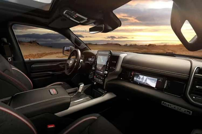 Rebel X 1500 cũng đi kèm với vô lăng có sưởi, màn hình bên ghế hành khách và hệ thống âm thanh Harman Kardon 19 loa. Để tăng thêm phần hấp dẫn, Ram còn trang bị thêm họa tiết trang trí bên hông thùng xe, cần số bọc da và ghế ngồi kiểu thể thao bọc da và vinyl với đường chỉ khâu màu đỏ.