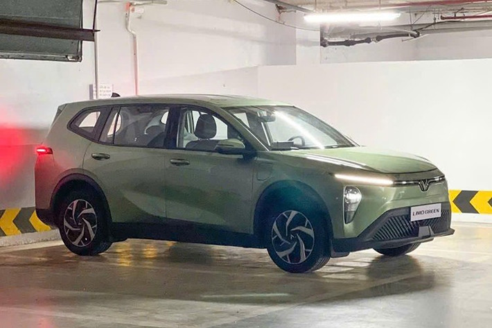 Tạo hình khe thoát gió cỡ lớn ở hai góc, cụm đèn pha đặt dọc phía trước. Về kích thước, VinFast Limo Green có thông số tổng thể dài x rộng x cao lần lượt là 4.730 x 1.870 x 1.690 mm, cùng chiều dài cơ sở 2.840 mm.