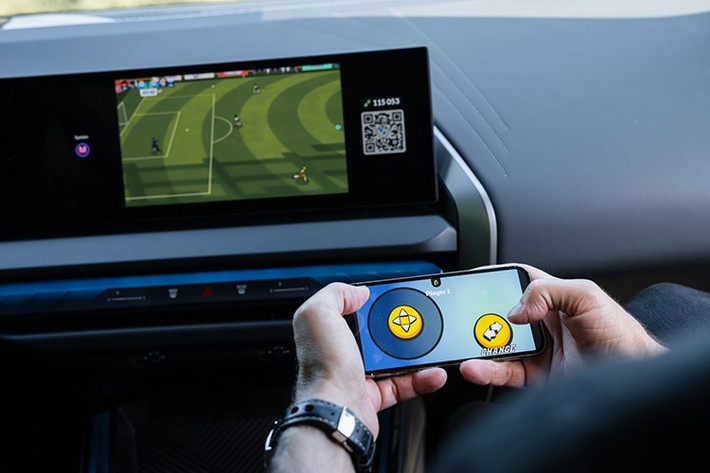 Nổi bật trong cabin là cụm màn hình cong gồm đồng hồ kỹ thuật số 12,3 inch và màn hình giải trí 14,9 inch chạy hệ điều hành mới, hỗ trợ Spotify, YouTube và cả khả năng chơi game trực tiếp trên xe.