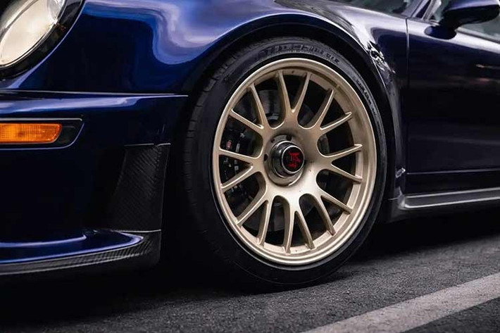 Đồng thời kết hợp hai turbo biến thiên hình học cánh, động cơ 3.8L boxer 6 xy-lanh sản sinh công suất hơn 700 mã lực và mô-men xoắn 750 Nm tại 9.000 vòng/phút. Hộp số sàn 6 cấp tối ưu truyền lực cho cầu sau. Cần số được đặt cao và làm nổi bật, nhấn mạnh yếu tố nghệ thuật kỹ thuật. Hệ thống ống xả đặt bên hông tạo nên âm thanh đặc trưng.