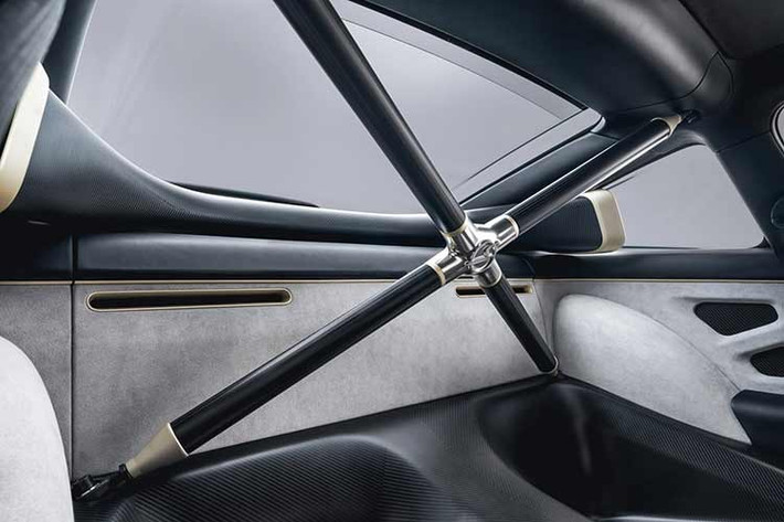 Hệ thống treo tinh vi nâng tầm hiệu suất động cơ, phía trước tay đòn kép và tay đòn đơn phía sau. Phanh đĩa carbon ceramic CCM-R với heo monoblock kết hợp bộ lốp Michelin Pilot Sport Cup 2 trên bộ mâm magiê rèn có trung tâm khóa, bánh trước 19 inch và 20 inch phía sau được sơn màu Champagne. Ngoài ra còn có hệ thống nâng mũi xe khi qua các gờ.