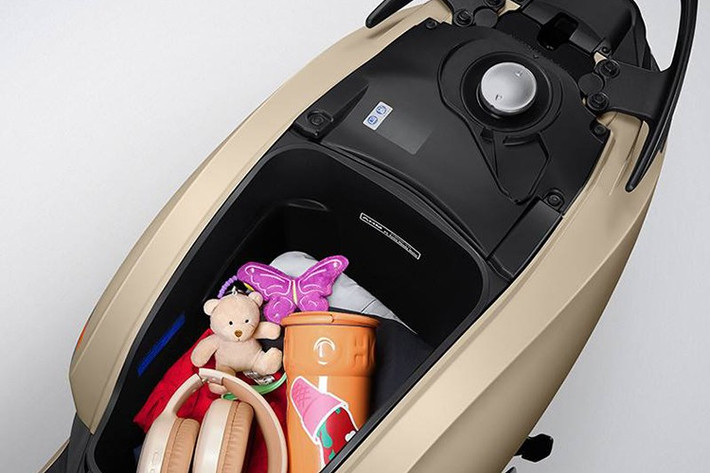 Phần chắn bùn và ốp trước ba chiều có đường nét sắc sảo, tạo ấn tượng mạnh mẽ từ mọi góc nhìn. Xe còn được trang bị cổng sạc điện tiện dụng ở hộc trước, phù hợp với nhu cầu sử dụng hằng ngày.