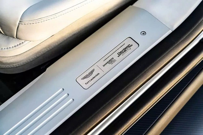 Ở phần thân dưới, các tấm ốp sợi carbon màu xanh lam bóng bẩy được phân chia bởi một đường sọc nhỏ màu bạc ánh sáng, gợi nhớ đến đường sọc giày thanh lịch thường thấy trên những du thuyền hạng sang. Chi tiết nhỏ nhưng ý nghĩa được lồng ghép xuyên suốt.