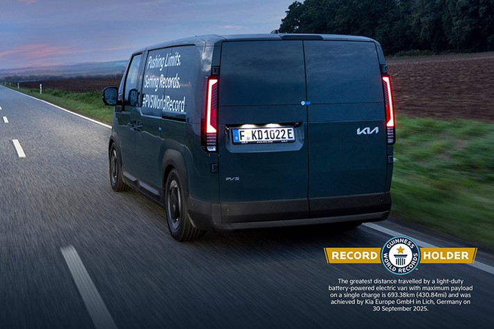Các thanh tra viên của công ty kiểm định TUV Hessen đã giám sát việc tuân thủ tải trọng, trong khi hệ thống theo dõi GPS và camera trên xe ghi lại toàn bộ quá trình. PV5 là thành viên đầu tiên trong dòng xe PBV (Platform Beyond Vehicle) rất được mong đợi của Kia, được xây dựng trên nền tảng E-GMP.S mới.