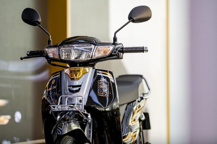 Khác biệt hoàn toàn so với phiên bản thường, bản kỷ niệm này được sản xuất với số lượng siêu hiếm – chỉ 88 chiếc toàn cầu! Và thay vì bán ra thị trường, xe sẽ được dành tặng cho các đại lý chính hãng thông qua hình thức bốc thăm may mắn.