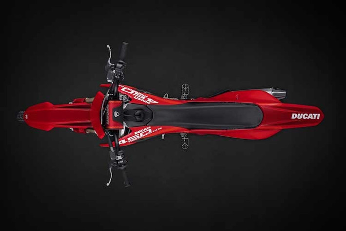 Sự xuất hiện của Desmo450 MX 2026 đánh dấu lần đầu tiên hãng xe Ý bước chân vào phân khúc motocross tại quốc gia này. Mẫu xe được phát triển dựa trên những kinh nghiệm thu được từ giải MXGP World Championship, qua đó đưa DNA đua xe đặc trưng của Ducati vào phân khúc off-road đang phát triển mạnh tại Ấn Độ.