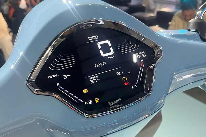 Chưa hết, Primavera S và Sprint S cũng nhận được khoá smartkey. Dù nâng cấp nhiều, nhưng tại Indonesia, giá bán của Vespa Primavera và Sprint với máy 180 iGet vẫn giữ nguyên so với khi chúng còn được lắp động cơ 150cc.