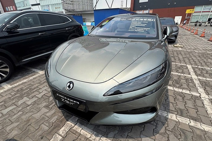 Cùng xuất hiện trong sự kiện, Denza Z9 GT là mẫu shooting brake thuần điện thuộc thương hiệu Denza – liên doanh giữa BYD và Mercedes-Benz. Xe kết hợp phong cách thiết kế thể thao với không gian nội thất rộng rãi tạo nên sự cân bằng giữa hiệu năng và tiện nghi.