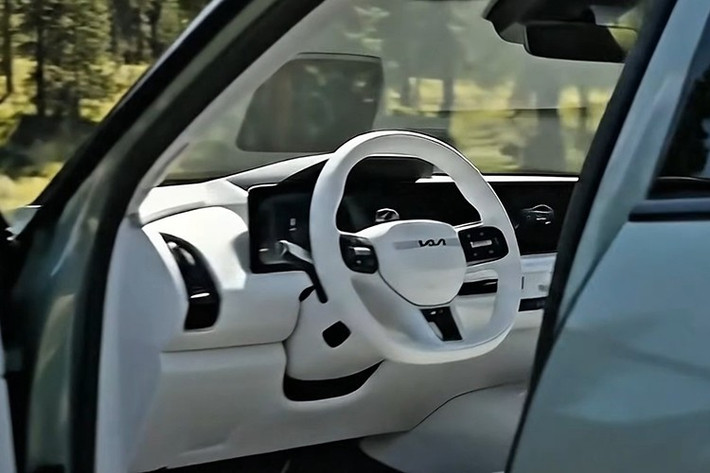 Dù là mẫu SUV cỡ nhỏ, Seltos vẫn giữ vai trò quan trọng trong danh mục toàn cầu của Kia, với ba biến thể được phát triển riêng biệt cho từng thị trường. Thế hệ mới, mang tên mã SP3, sẽ đánh dấu cột mốc phát triển thứ hai của dòng xe này kể từ khi ra mắt lần đầu vào năm 2019.