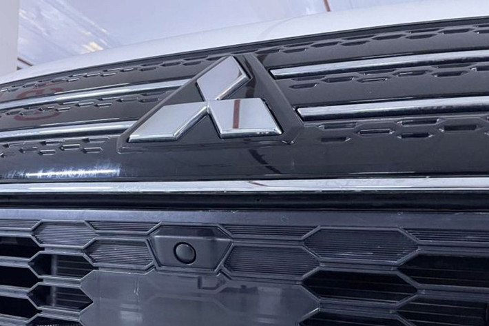 Ngoại thất của Outlander mới tiếp tục theo đuổi ngôn ngữ Dynamic Shield nhưng được tinh chỉnh hiện đại và sắc nét hơn. Phần đầu xe gây ấn tượng với cụm đèn pha LED xếp tầng cùng lưới tản nhiệt mở rộng, tạo cảm giác bề thế.