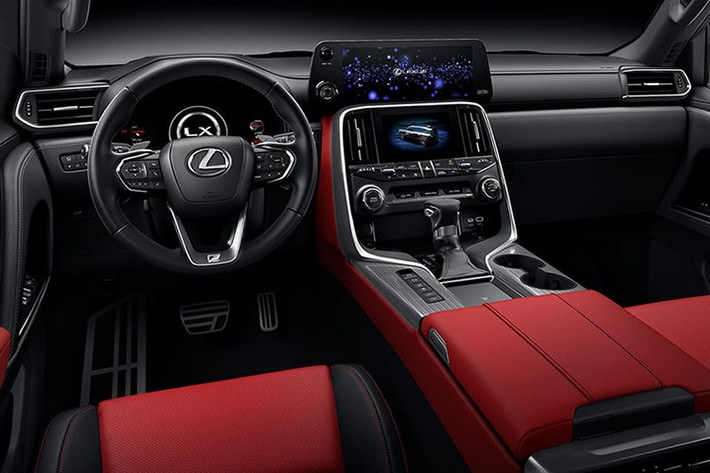 Trọng lượng không tải dao động từ 2.605 – 2.720 kg. Xe có khả năng lội nước tối đa 700 mm. Các góc vượt địa hình ấn tượng, với góc tới 26,3 độ, góc thoát 28 độ, góc vượt đỉnh 27,4 độ, giúp LX 500d hoàn toàn đáp ứng những yêu cầu vận hành khắt khe trên địa hình phức tạp.