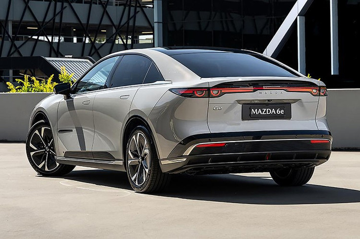 Sau giai đoạn thăm dò thị trường bằng MX-30 nhưng chưa đạt kỳ vọng, Mazda đang chuyển hướng rõ ràng hơn sang chiến lược điện hóa quy mô lớn. 6e cùng với CX-6e (phiên bản SUV) được xem là bước đi quan trọng, mở ra giai đoạn mới cho thương hiệu Nhật Bản trong kỷ nguyên xe điện.