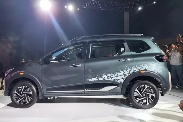 Tên gọi “Gravite” được lấy cảm hứng từ 1,4 tỷ người dân Ấn Độ với những xuất thân đa dạng. Kết quả là một mẫu MPV cỡ nhỏ được phát triển có chủ đích, kết hợp tính linh hoạt, sự thoải mái, không gian nội thất rộng rãi và thực dụng nhằm đồng hành cùng các gia đình Ấn Độ trong những chuyến đi hằng ngày cũng như các hành trình cuối tuần.