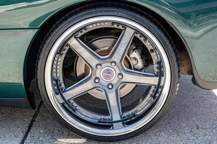 Chiếc xe này sử dụng bộ mâm Vertini 20 inch độ lại. Một trong những chủ sở hữu đã lắp thêm đầu phát âm thanh màn hình cảm ứng Kenwood và máy dò radar. Đúng vậy, chiếc Supra chắc chắn cần những thứ đó. Tuy nhiên, lái xe có trách nhiệm sẽ giúp bạn tránh bị phạt tốc độ hơn.