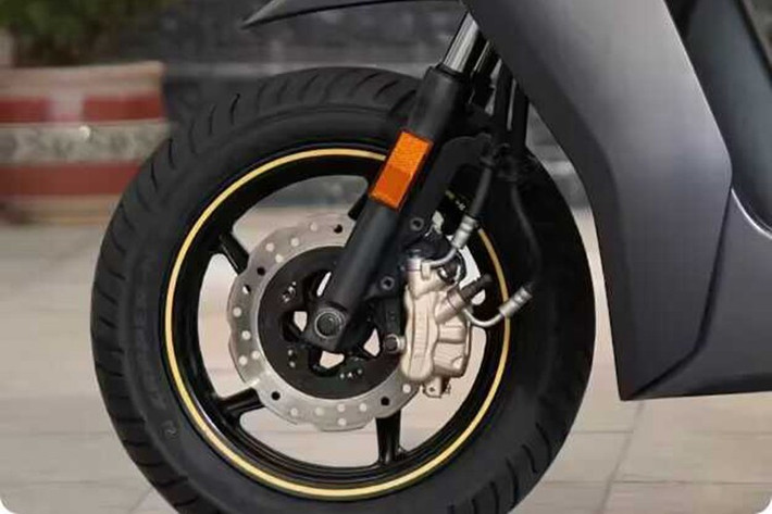 Mẫu 450S sở hữu lối thiết kế sắc nét và khí động học đặc trưng của dòng Ather 450. Đèn pha LED thể thao, thiết kế góc cạnh, và chất lượng hoàn thiện cao cấp không thay đổi dù nâng cấp pin.