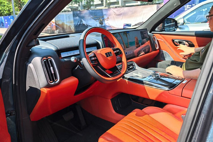 Về kích thước, Galaxy M9 sở hữu chiều Dài x Rộng x Cao lần lượt là 5.205 x 1.999 x 1.800(mm), chiều dài cơ sở lên tới 3.030mm, chỉ ngắn hơn 4mm so với Mercedes-Benz GLS. Hãng xe Trung Quốc cho biết mẫu SUV này có tỷ lệ sử dụng không gian cabin lên tới 88,3%, dẫn đầu phân khúc. Đặc biệt, cửa sau mở cao 1.165 mm, cùng chiều cao trần xe 1.317mm, giúp hành khách dễ dàng ra vào và tận hưởng không gian rộng rãi.