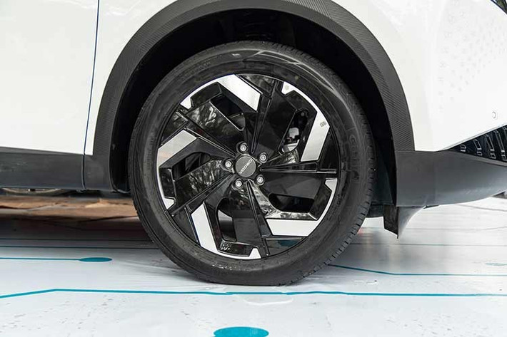 Về mặt ngoại thất, Omoda C7 nổi bật với cụm lưới tản nhiệt họa tiết kiểu tổ ong. Cụm đèn pha LED mảnh mai, sắc cạnh với họa tiết trang trí sơn dọc bên dưới phần cản. Cụm đèn hậu thiết kế với giao diện tia sét khá độc đáo. Xe có đủ cảm biến trước/sau, camera xung quanh và sử dụng vành 19 inch hai tông màu.