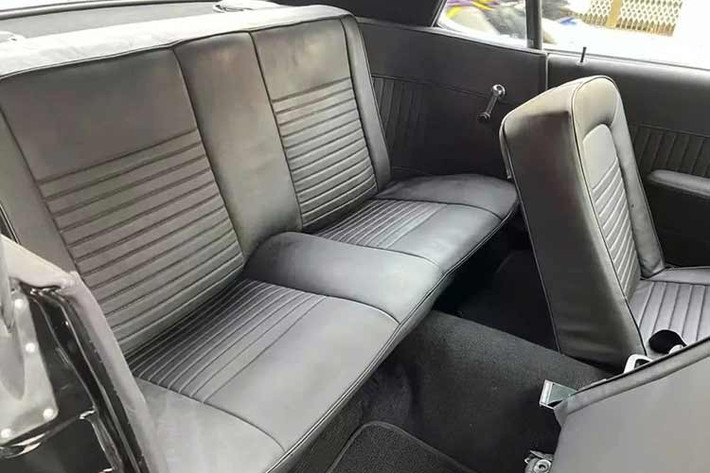 Dòng động cơ của Cougar thế hệ đầu tiên chỉ toàn là động cơ V8. Động cơ V8 4,7 lít có sẵn với hai phiên bản: bộ chế hòa khí hai họng 200 mã lực hoặc bộ chế hòa khí bốn họng 225 mã lực; động cơ V8 "Marauder" 390 cu in (6,4 L) được cung cấp như một tùy chọn, sản sinh 320 mã lực.