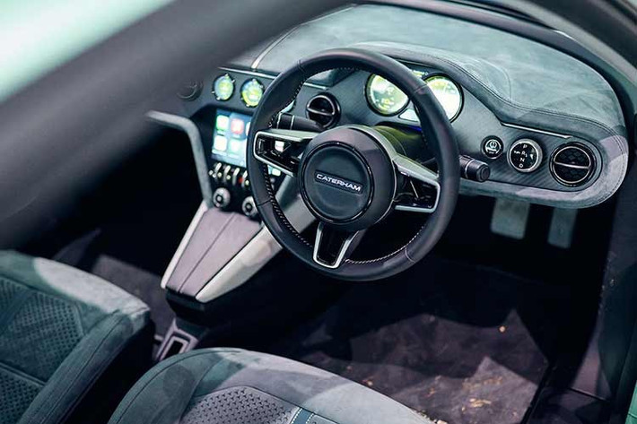 Khoang nội thất của Project V tiếp tục trung thành với tinh thần tối giản. Bảng táp-lô phẳng, đồng hồ truyền thống và các nút bấm vật lý gợi nhớ xe thể thao cổ điển. Tiện nghi hiện đại chỉ xuất hiện ở mức cần thiết, như camera lùi và hỗ trợ Apple CarPlay hoặc Android Auto.