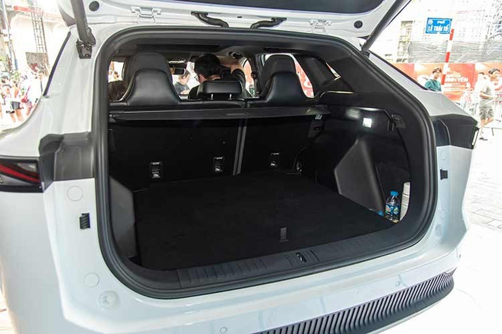 Về động cơ, Omoda C7 như đã đề cập có hai tùy chọn. Đầu tiên là loại máy xăng 1.6L tăng áp, cho ra 183 mã lực, 275 Nm mô-men xoắn đi kèm hộp số ly hợp kép 7 cấp. Tiếp đến là bản hybrid SHS dùng động cơ xăng 1.5L tăng áp cho ra 141 mã lực/215 Nm và một mô-tơ điện sản sinh 204 mã lực/310 Nm mô-men xoắn, đi kèm hộp số hybrid truyền động trực tiếp một cấp (1DHT).